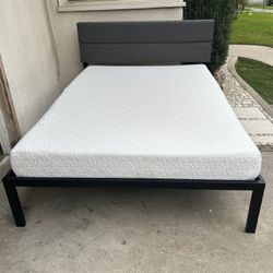 PLATAFORMA DE METAL CON CABECERA DE TELA GRIS Y CON COLCHÓN MEMORY  FOAM USADA BUENA CONDICIÓN 