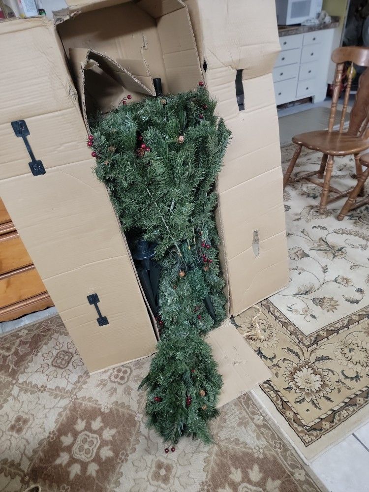 7ft.6in Cris Tree  And Light Bolb