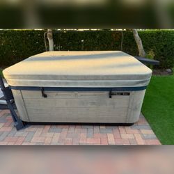 Bullfrog Spas R Series Hot Tub - Excellent – Pompano Beach, FL
