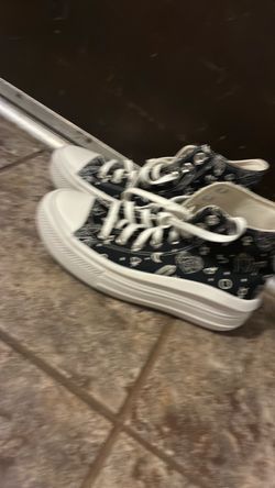 Converse size 9 woman’s