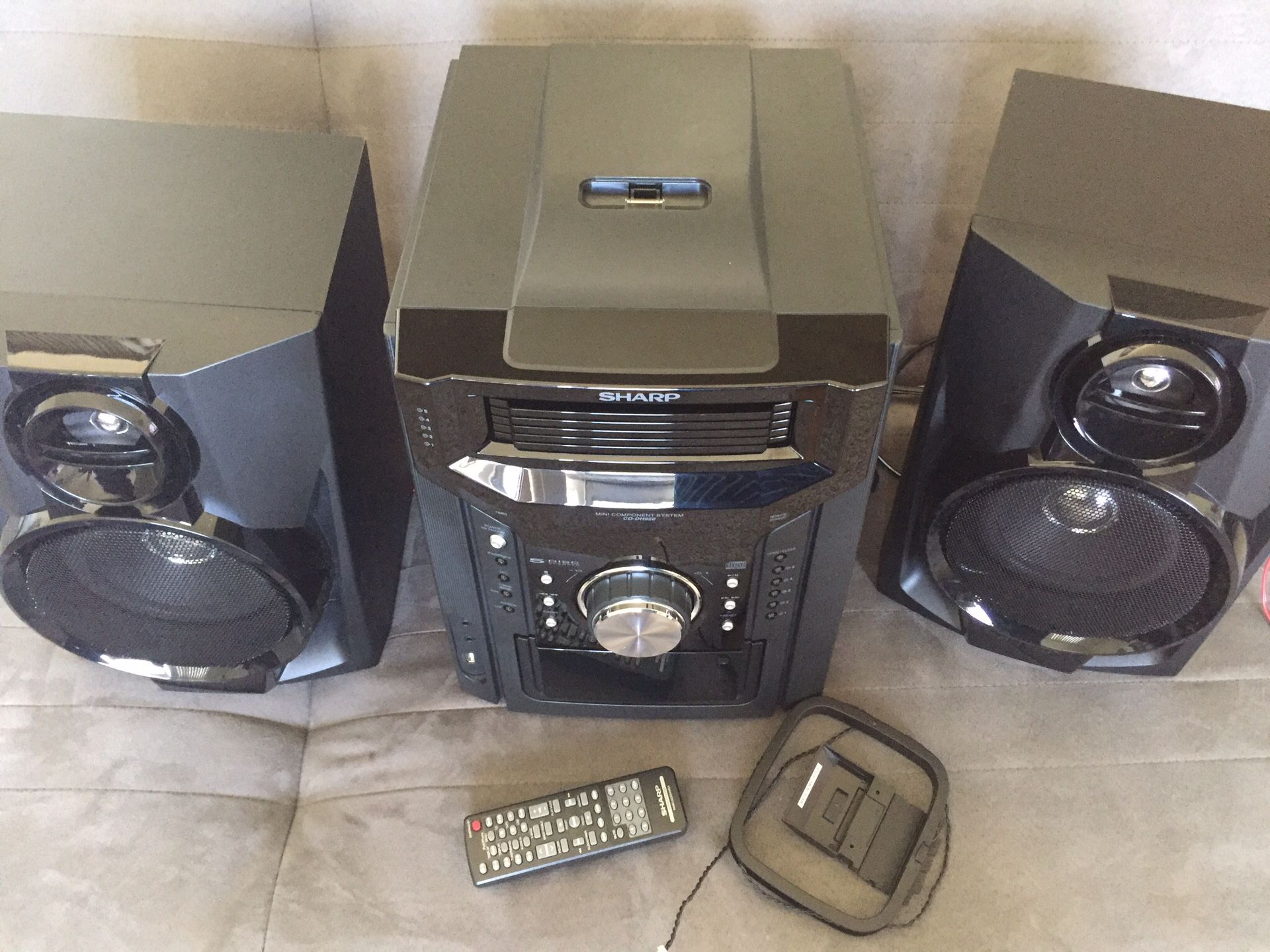 Sharp 240W 5-Disc Compact Stereo System CDDH950P (CD Has Issue)