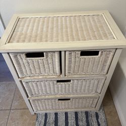 Dresser/vanity in great shape, beschy vibe