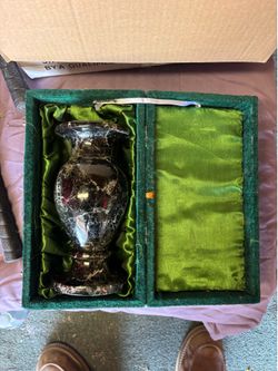 VINTAGE MARBLE VASE WITH VELOUR CASE