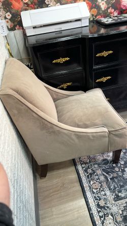 Wingback accent chair