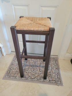 2 bar stools