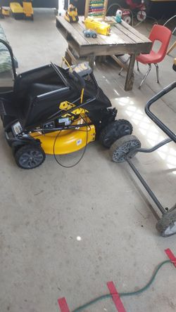 DEWALT
21 in. 163cc Briggs and
Stratton 725Exi Engine Rear
Wheel Drive 3-in-1 Gas Self
Propelled Walk Behind Lawn
Mower