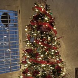 7.5 Plush Green Pre Lit Christmas Tree 🎄 $65