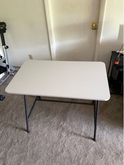 Sitting/standing adjustable desk