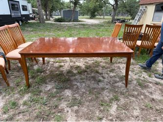 Dining table, 8 chairs, very good condition