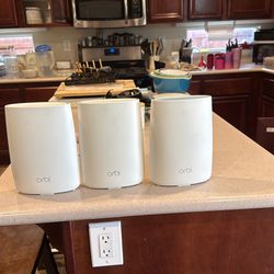 Netgear Orbi AC3000 Mesh System – Router + 2 Satellites