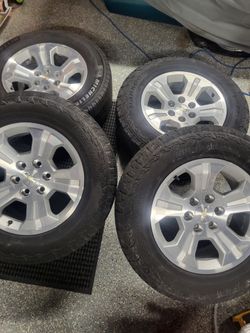 Chevrolet silverado OEM Wheels with Tires 265/65/18 Set of 4