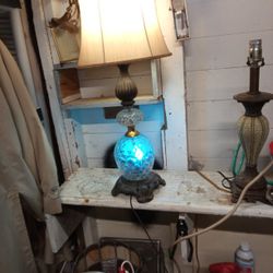 Vintage https://offerup.com/redirect/?o=bGFtcC5JdA== has an extra light at the base really nice lamp