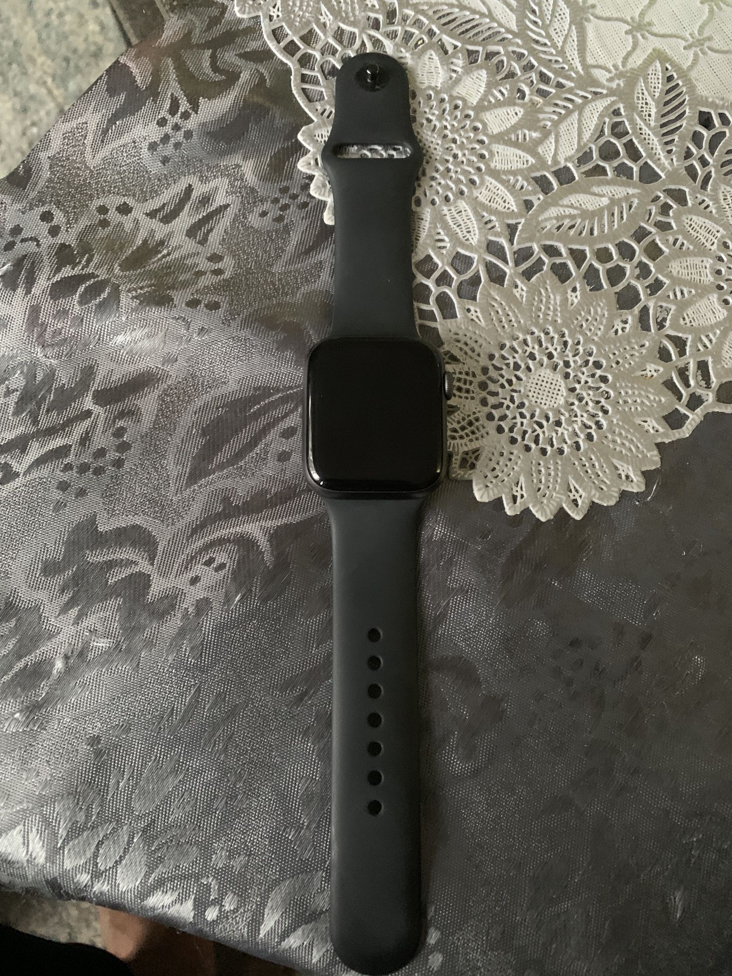 Apple watch series 4 44mm ICLOUD LOCKED