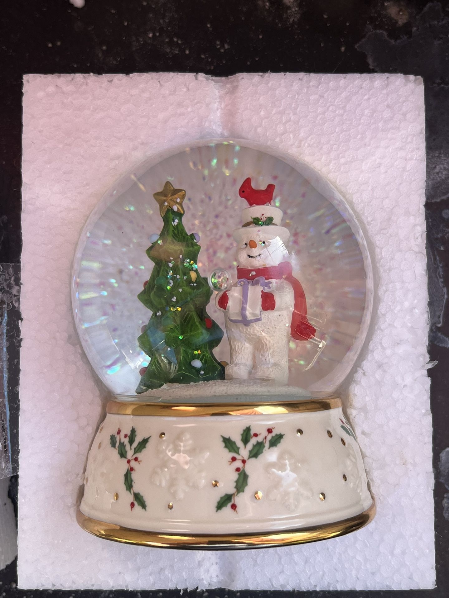 Lenox “Happy Holly Days” Snow Globe – 5” – New in Box  ⸻  DESCRIPTION (OfferUp):  Beautiful Lenox “Happy Holly Days” 5-inch Snow Globe in new conditio