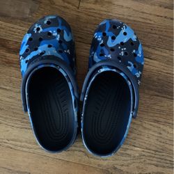 Size 5 Young Crocs (blue)