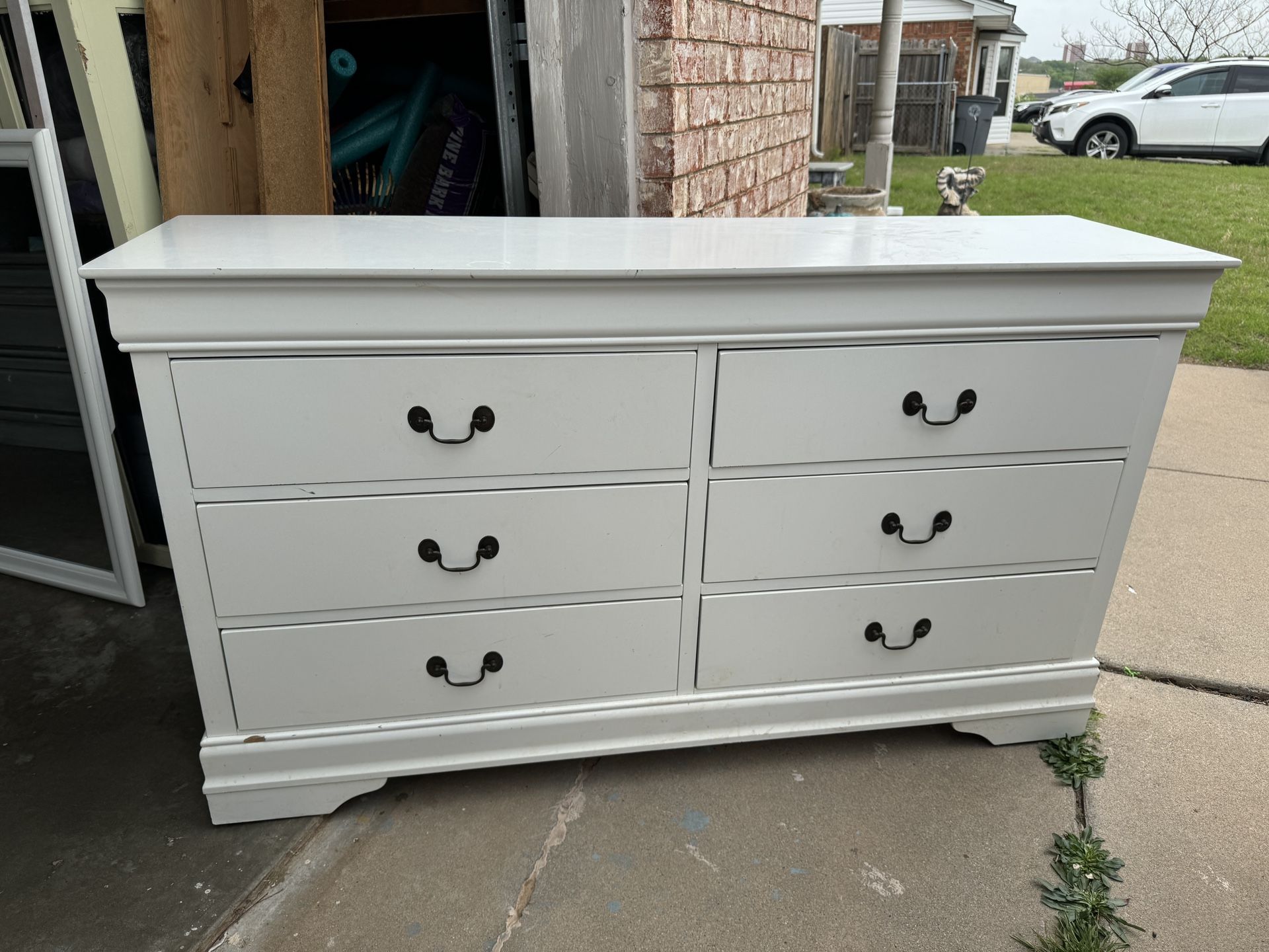 Dresser With Mirror