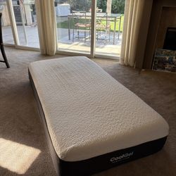 Cool Gel Memory Foam Mattress 12 Inches-Like NEW!