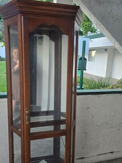 Wooden display case with 4 clear shelfs
