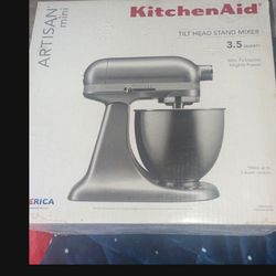 Brand new Kitchen Aid Mixer
