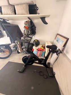Peloton + Bike 23.8” HD Rotating Screen with Charging Cables, Mat, Weights & Peloton Shoes. Excellent condition!!