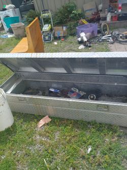 Truck bed tool box