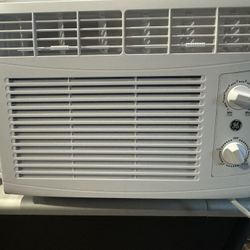 GE Air Conditioner 5050btu. Works Hood And Cold. You Must Pickup