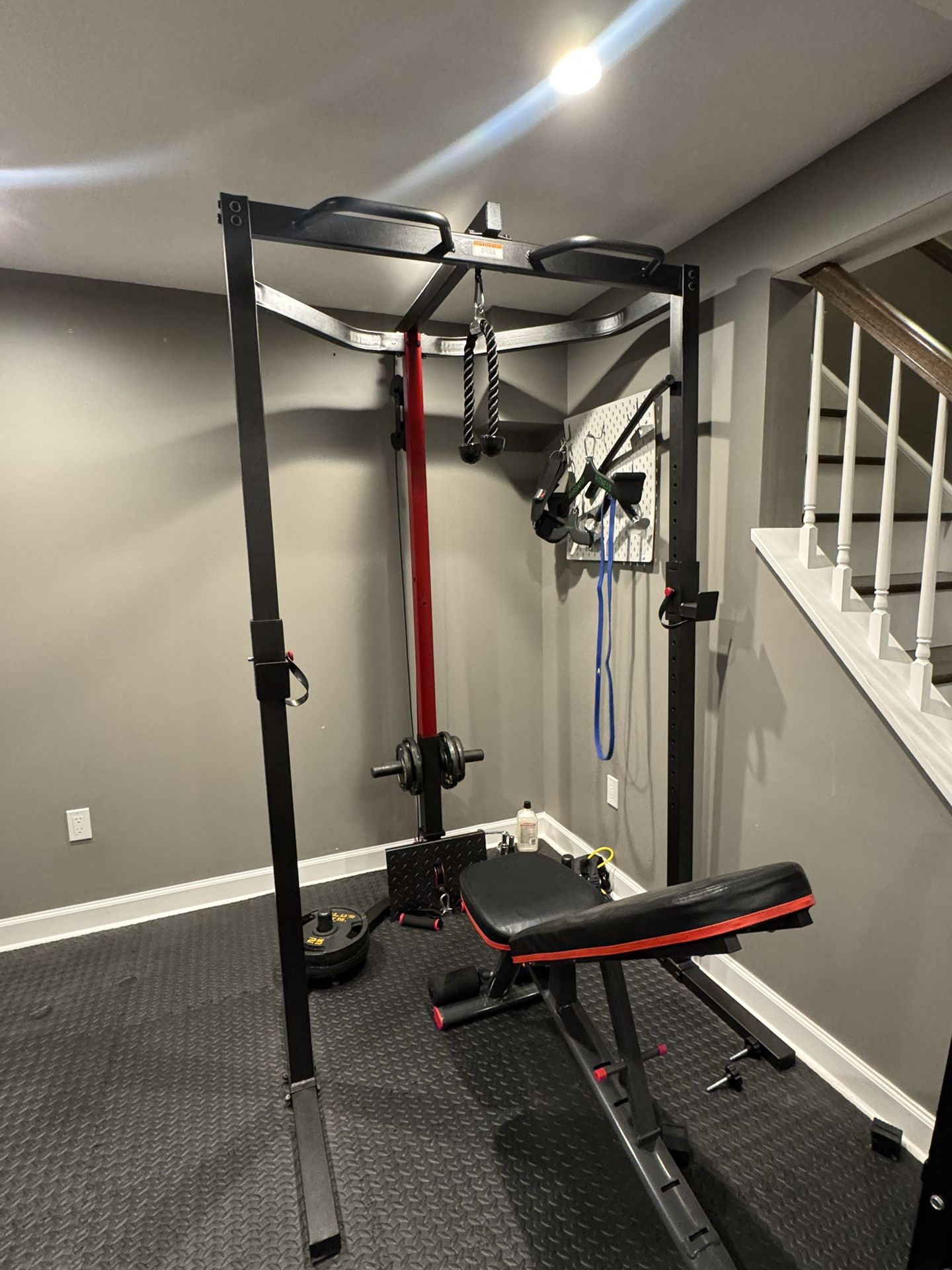 Power rack with pulley system