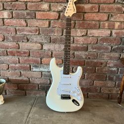 Guitar Fender Squier Stratocaster 2021 (Made in China)(Cleaned and Set Up W/New Strings)(Good Condition)