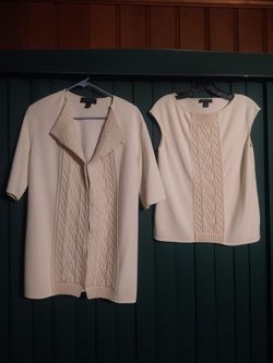 St. John.. Short Sleeve And Vest Light Beige.Size 'P'