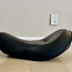 Harley Davidson  Dyna Street Bob stock seat - hardly used -fits all 09-2017 Dyna st. Bobs