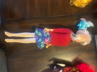 Vintage barber doll has blonde hair, blue scrunchie