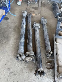 M2 106 Freightliner year 2018 complete used 4-piece drive shaft set for a Freightliner M2 106