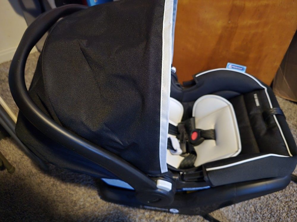 Graco SnugRide Infant Car Seat.
Only used 1x. 