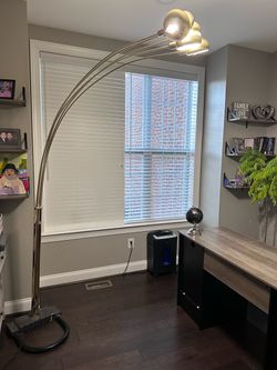 Standing corner light