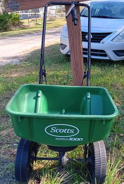 Scotts Speedy Green 1000 Seeder Spreader New