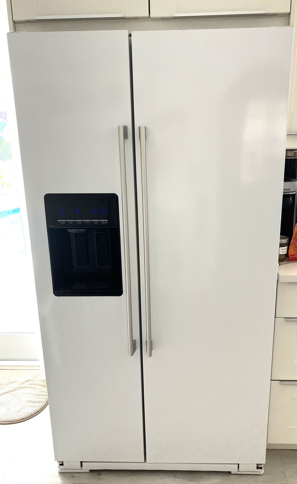 White Side by Side refrigerator/freezer With Ice maker
