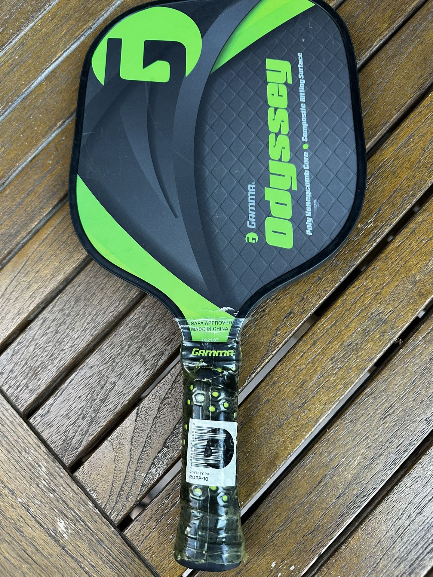 Brand: Gamma Sports Model: Fusion 2.0 Plus Core: Poly Honeycomb Face: Textured Fiberglass Weight: ≈ 8.0 oz Grip Size: 4 1/8 in USAPA Approved: Y