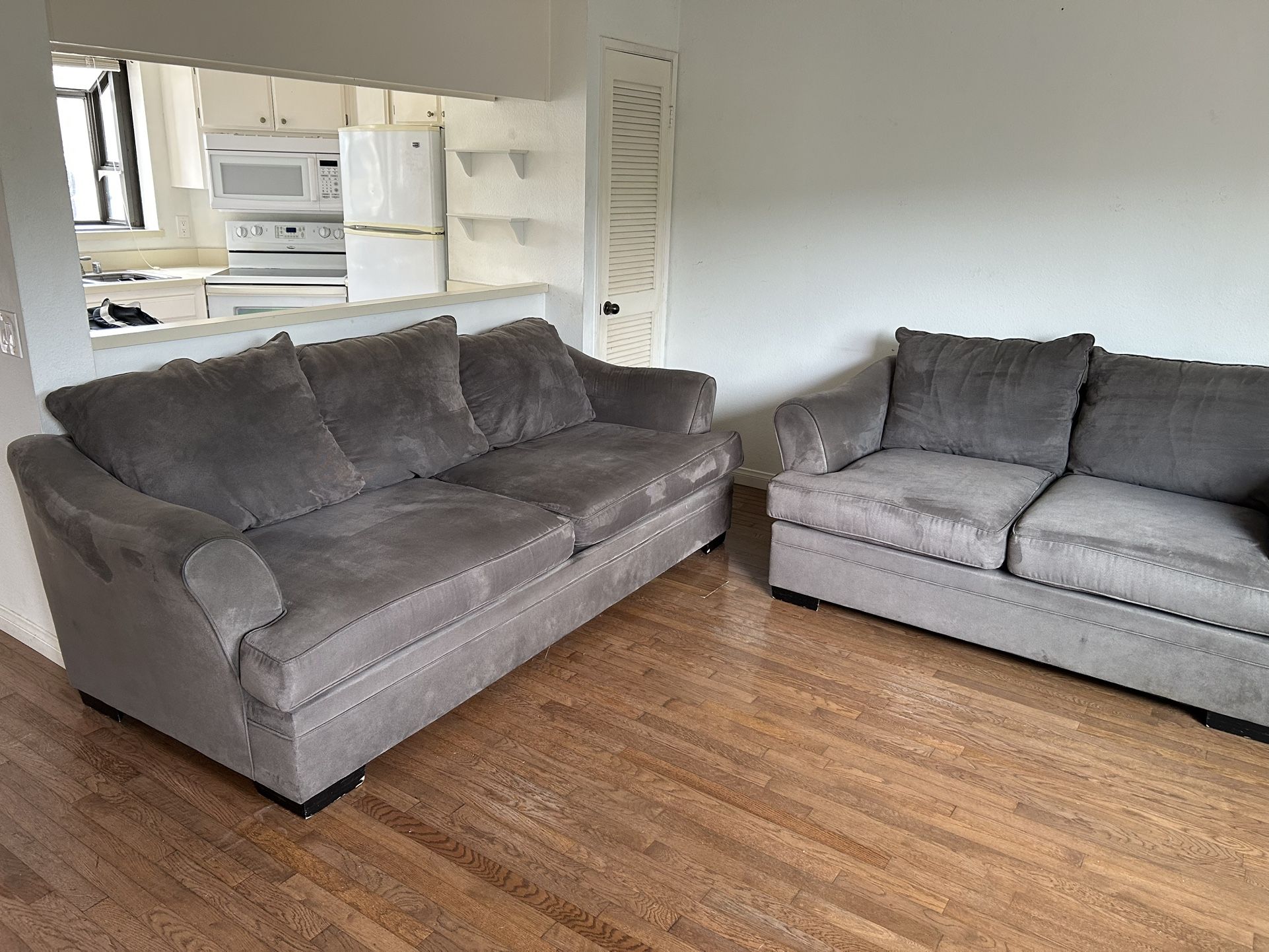 Comfy Clean Couch And Loveseat - Can Deliver🛻