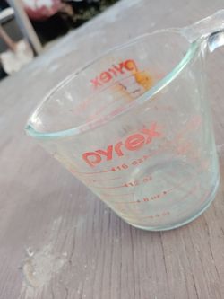 Original Pyrex 2 cup measuring glass also measurements in euros or metric.