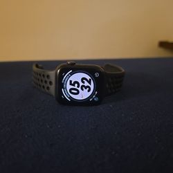 Apple Watch - Series 5 (Nike Edition)