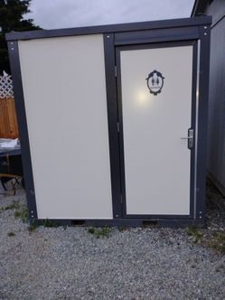 Portable bathroom