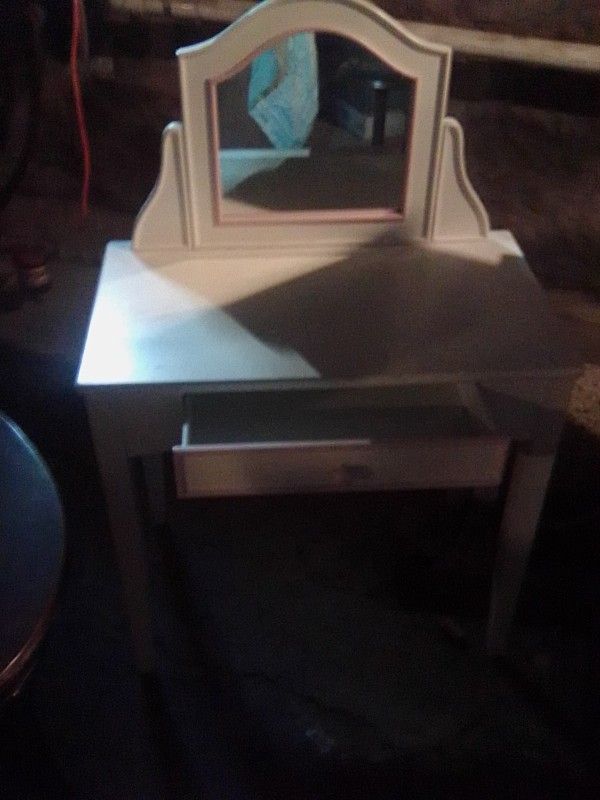 Little Girls Vanity White With Desk