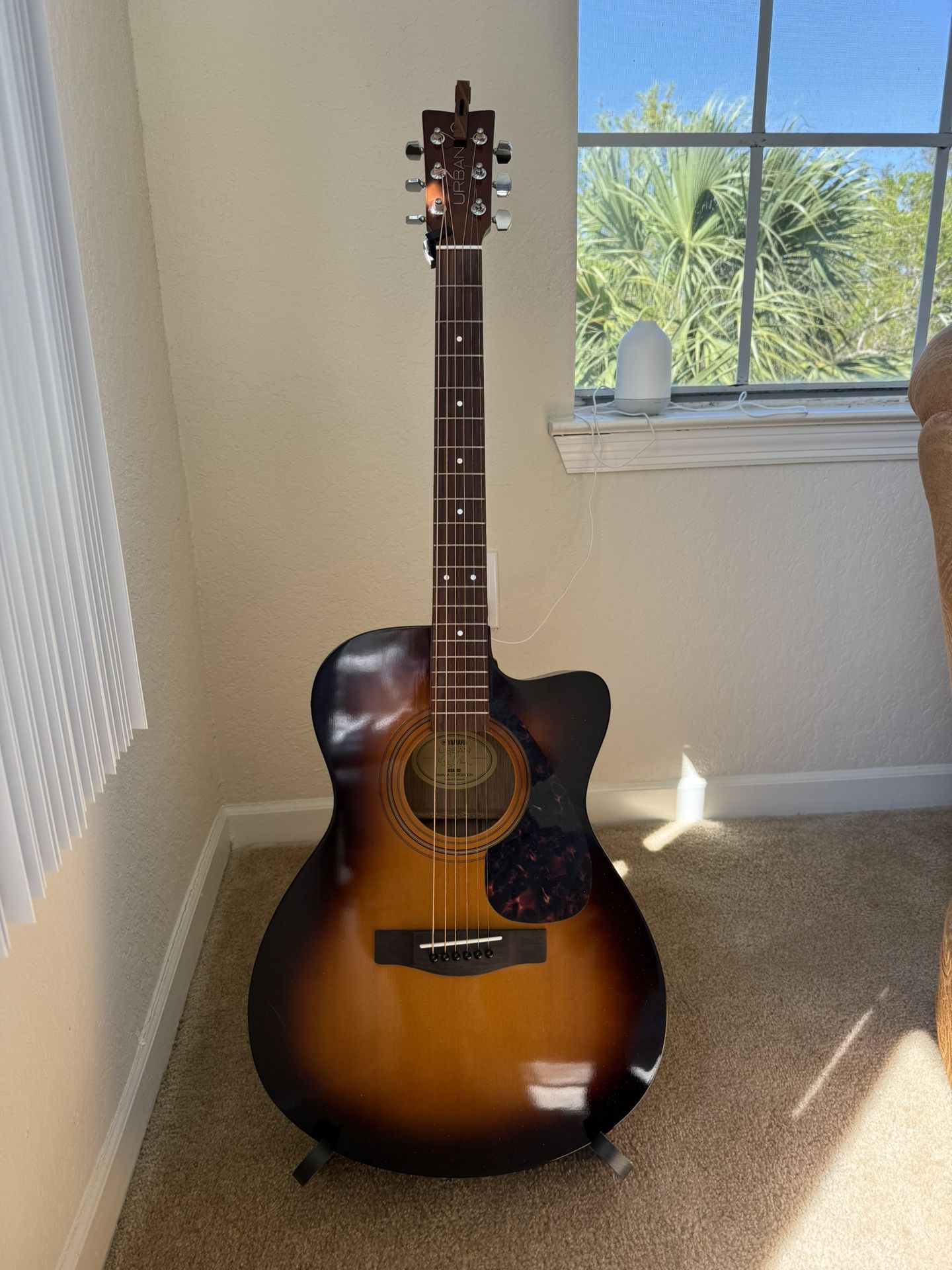 Yamaha Keith Urban acoustic guitar, includes fast fret, tuner D’Addario, guitar capo and picks.