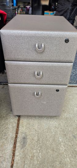 Rolling 3 drawer cabinet for office or craft room. No key.
