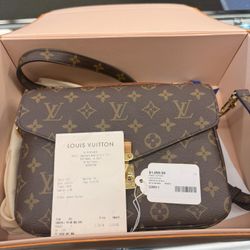 Louis Vuitton Handbag 32860-1