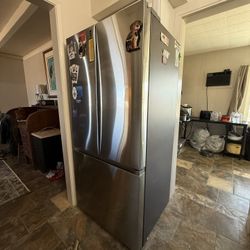 Samsung Fridge $800 Under warranty