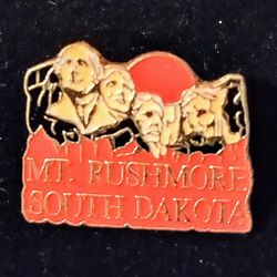 Mount Mt Rushmore South Dakota Travel Souvenir Presidential Faces Vintage Collectible Lapel Pin 