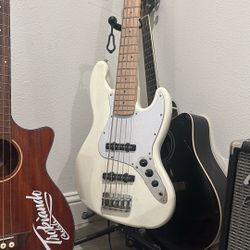 Squier 5 String Bass
