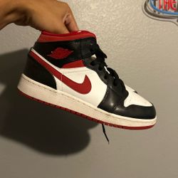 Air Jordan 1 Mid Black Toe Red