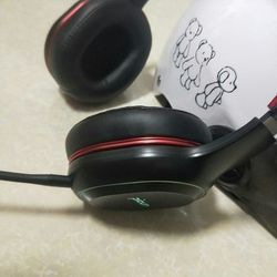 Noise-cancelling wired headset